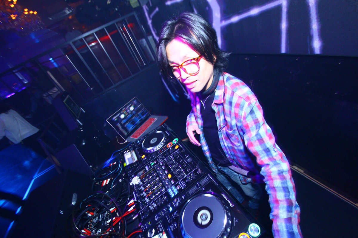SundayWax's tweet photo. DOUBLE DJ ケンイ�� &amp;
WAX DJ MAHOROBA play now 👍

フロアも早い時間から、女の子ばっかり😍
皆さん、まだ間に合います🤔
GWを楽しんでいきましょう💥 https://t.co/aY3E1Xz9NP