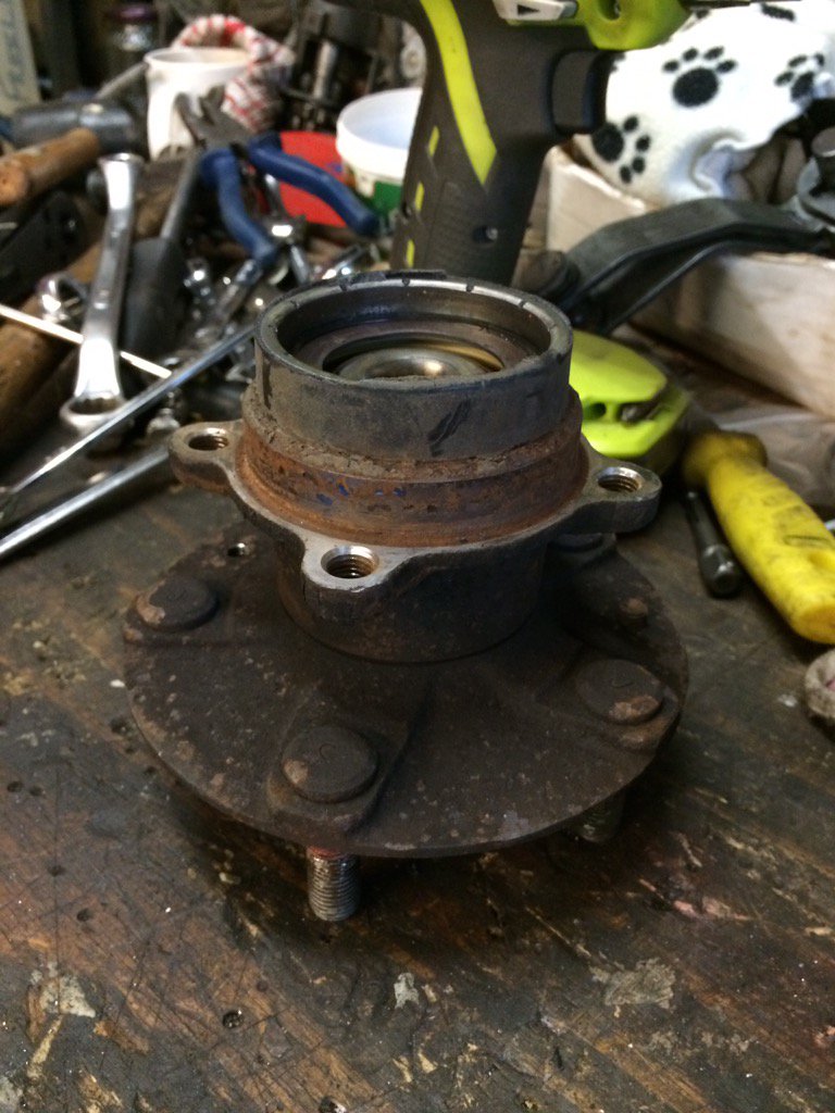 Phew. Thought the MX5 hub was stuck. Turned out all it needed was... a bigger hammer!!