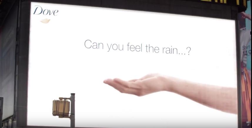 Dove experiments with weather sensitive billboard in 'April showers' #campaign buff.ly/1WWSzHY <a href="/TheDrum/">The Drum</a>
