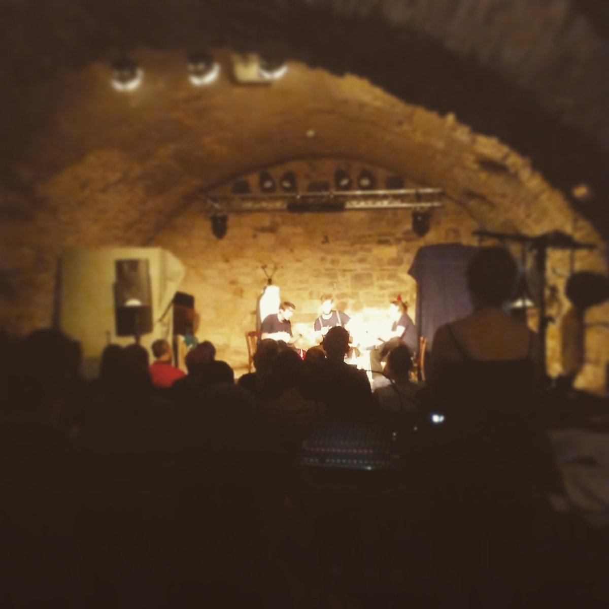 Poslední možnost dneska vidět divadlo - slovenské. Za chvíli @thankyouyesplease na Ovocňáku. #divadlo #praha #nitra