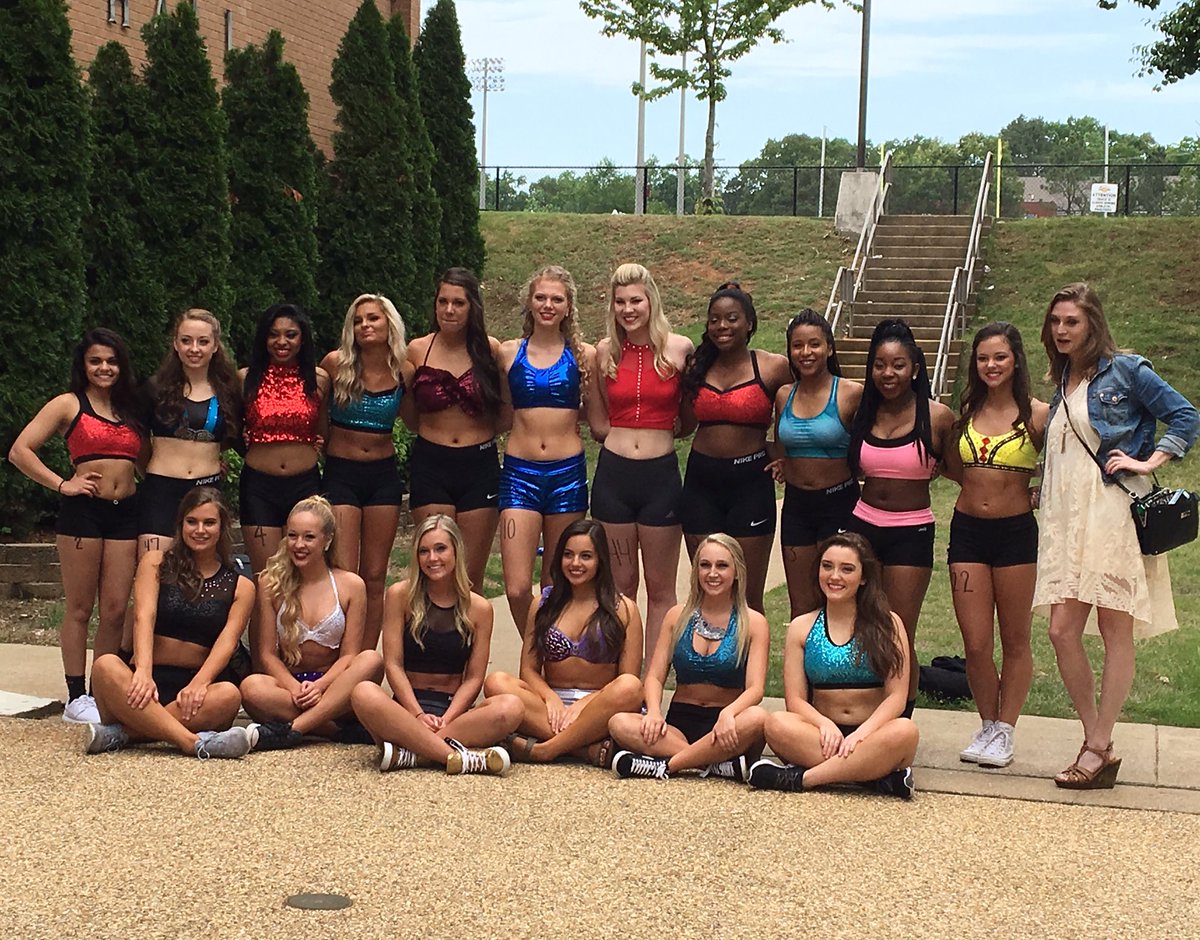 UNAAthletics's tweet photo. Your 2016-17 UNA Dance Team and their new coach, Leslie! #roarlions #theroar https://t.co/IcUyF3Mbn5