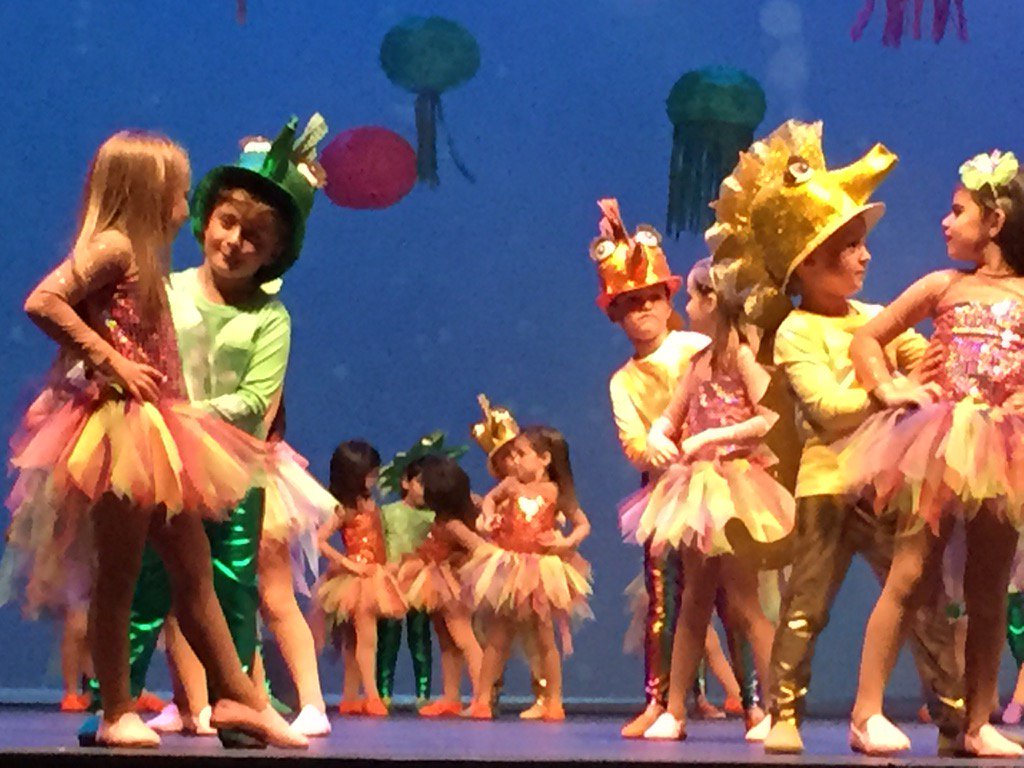Nazaretceci's tweet photo. Pequeños artistas en acción @Csdomingo https://t.co/HZNzW5adh8