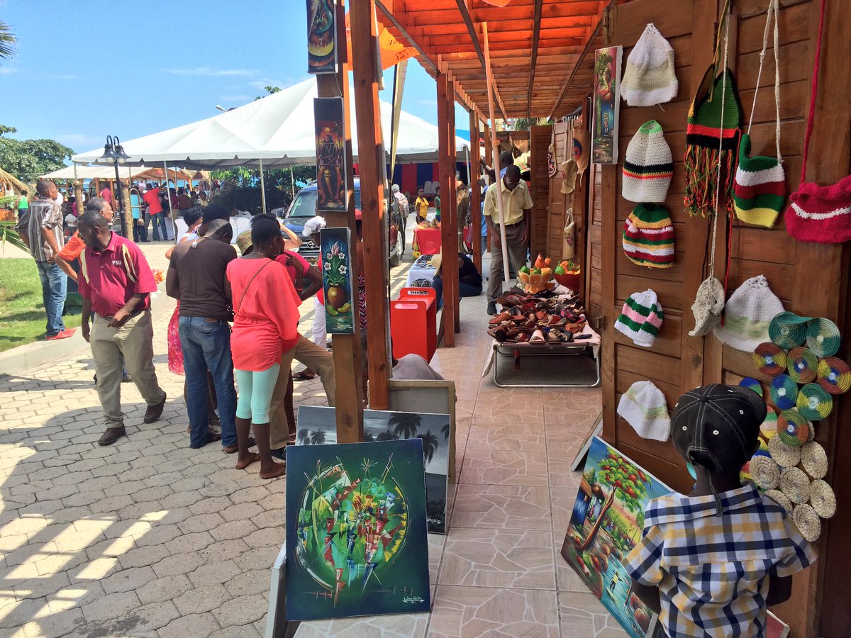 MTourismeHaiti's tweet photo. #Instantané | Foire Agro-Industrielle et Artisanale au Port touristique de #Jacmel. #DestinationJacmel #Haiti https://t.co/qBi3CB9Mw0