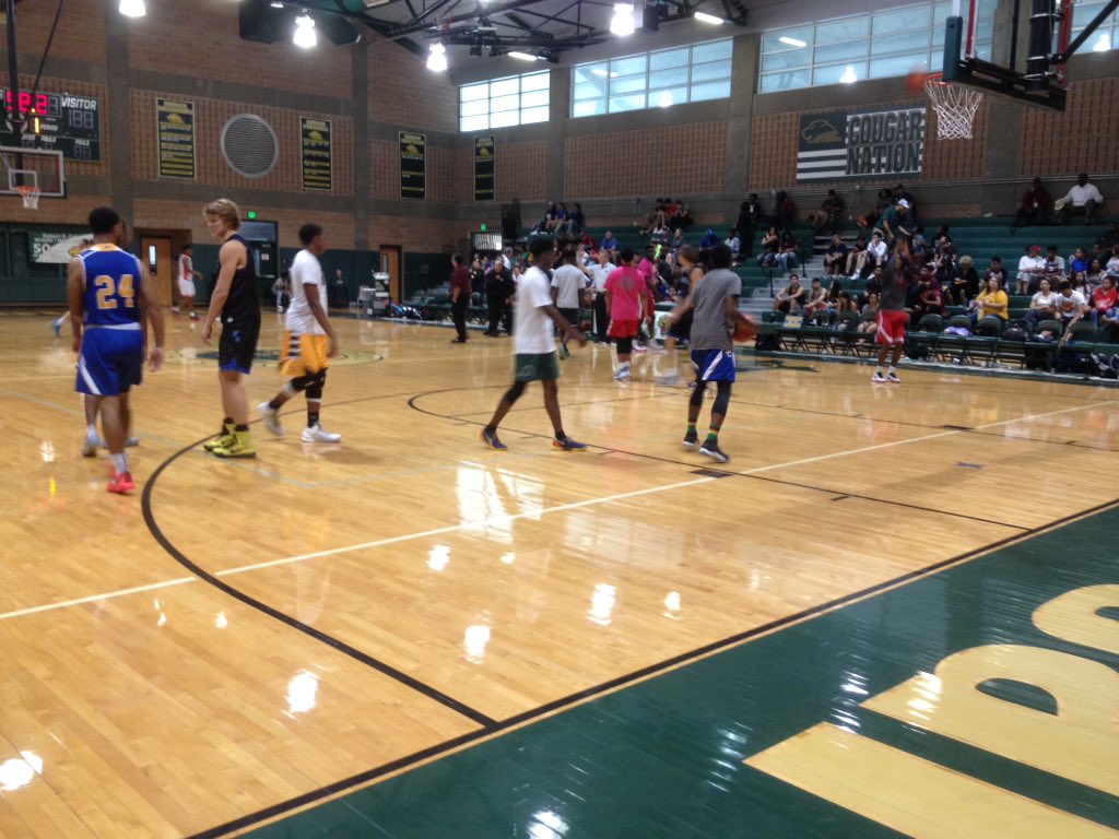 ClemensBball's tweet photo. Last minute of warmup for @hoopdreamer13 and @samuel_kearns in the SA All-Star Game https://t.co/gMoudQYUXh