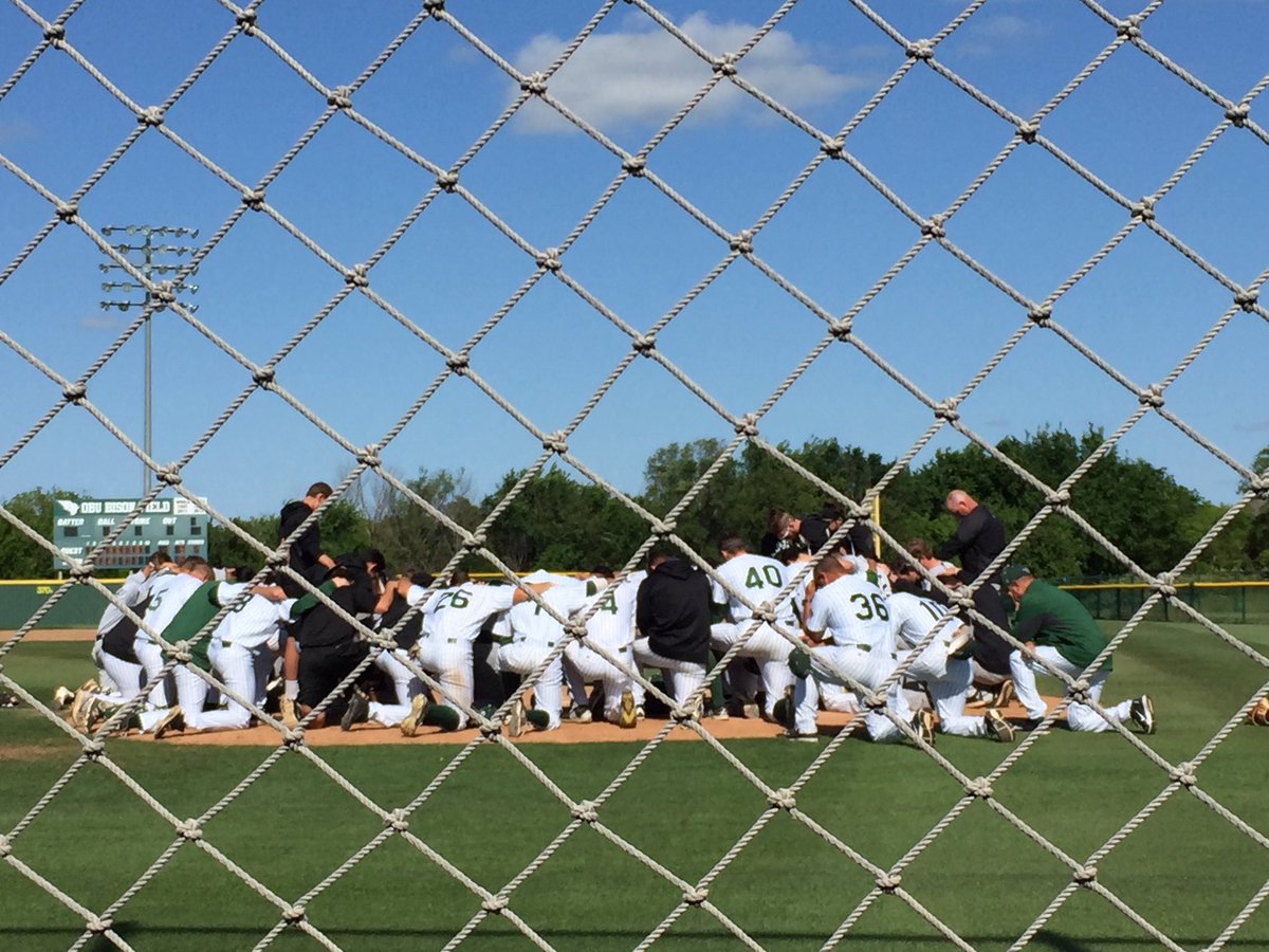 mmmgsmd62's tweet photo. Just 1 more thing 2 love abt @OBU_Baseball #Post-GamePrayer #GivingThanks #TeamofCharacter @PlayByPlayGuy1 https://t.co/uDOjNjIGh7