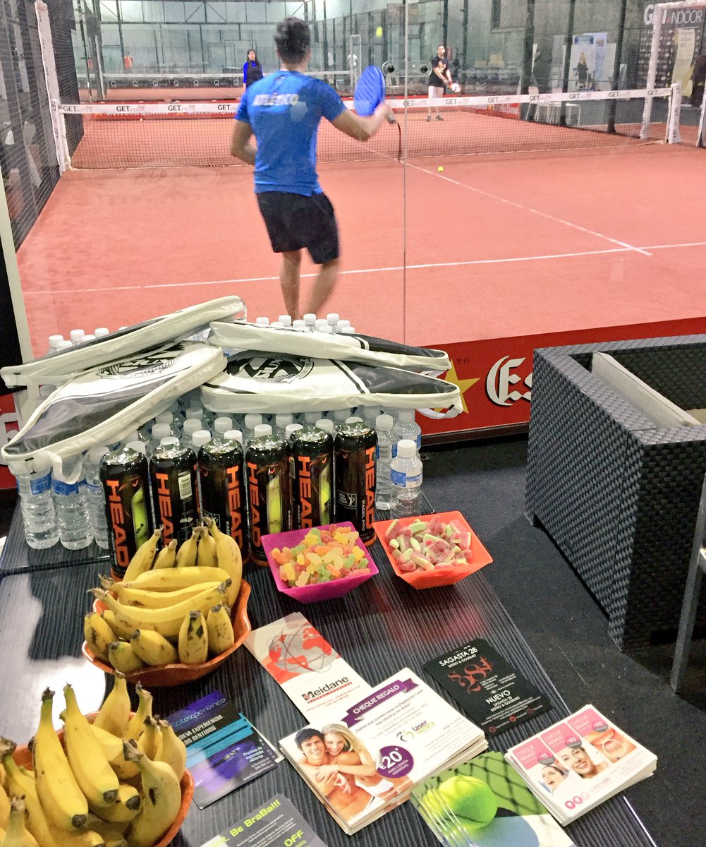 ATopeDePadel's tweet photo. Empezamos el Torneo Mixto &amp; Masculino @ATopeDePadel Nocturno de hoy con #ambientazo, dj y nivelon 👍😉🎾😎👏 #llenazo https://t.co/AnnfrgmrVA
