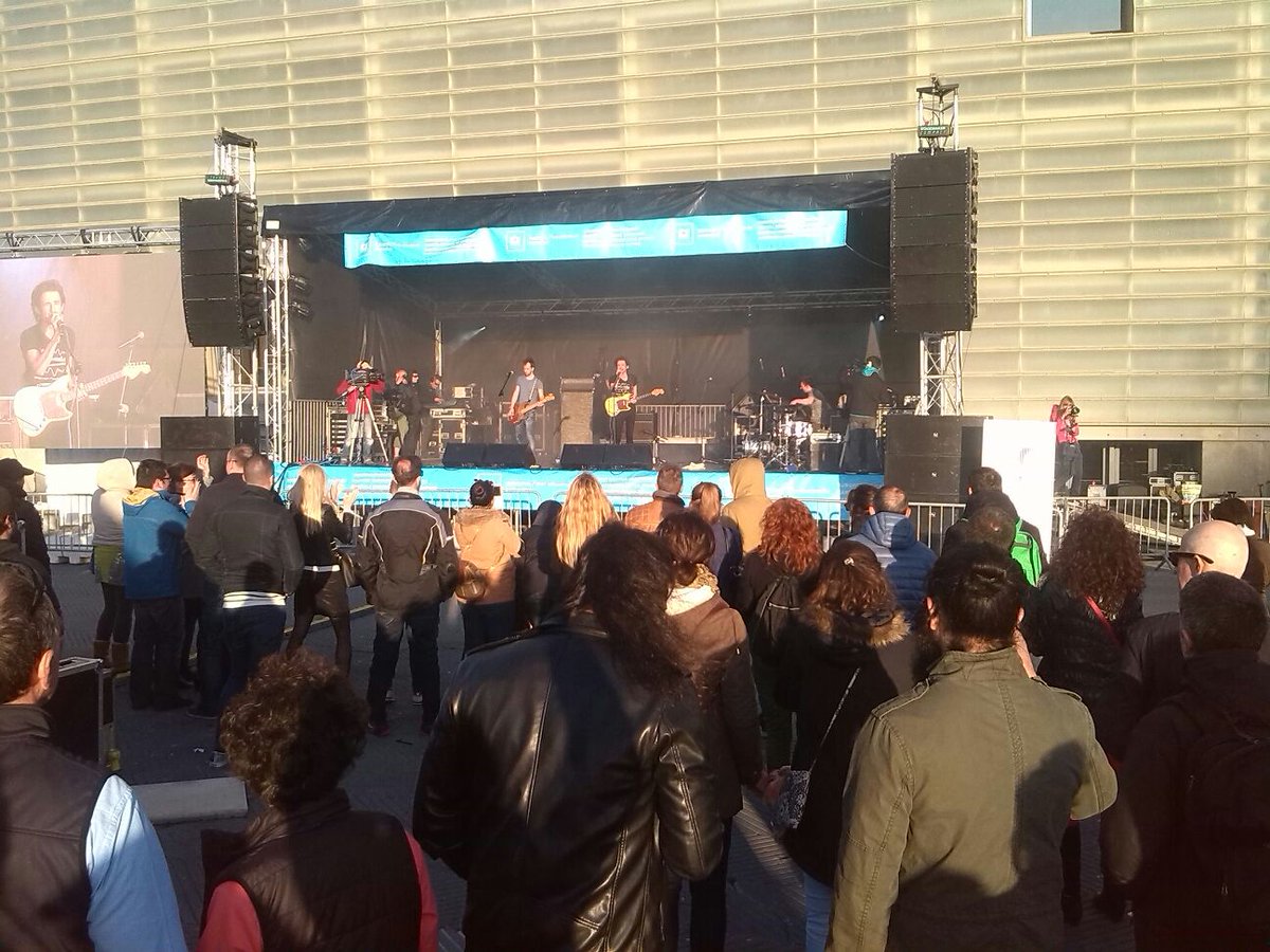 DSS2016's tweet photo. Para terminar la fiesta, estamos bailando con el grupo polaco Neony. ¡Muchas gracias por venir! #ThanksJimi https://t.co/N1x9gPIpA5