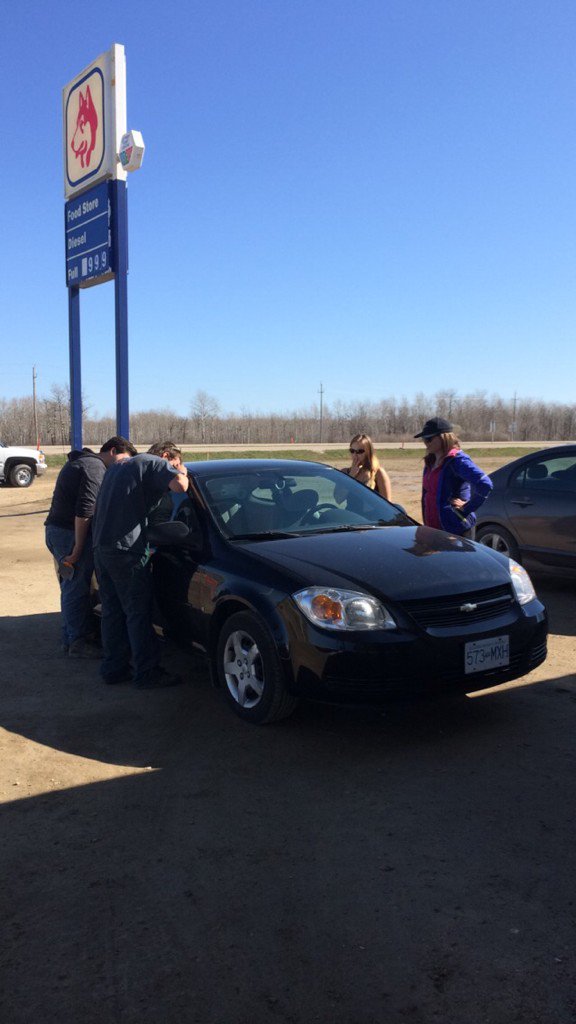 kaytdeboer's tweet photo. 4 provinces, 1 day. But first, let's lock our keys in the car. #friendlymanitoba https://t.co/ALTwWK08YP