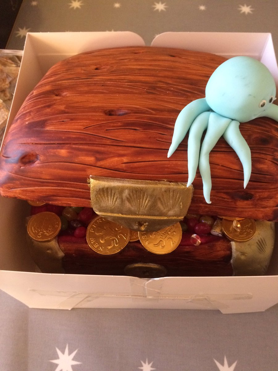 FreeCakesBrom's tweet photo. See you @TheMayFayre tomorrow for a chance to win this beauty #competitioncake https://t.co/PN1i8yvPhU