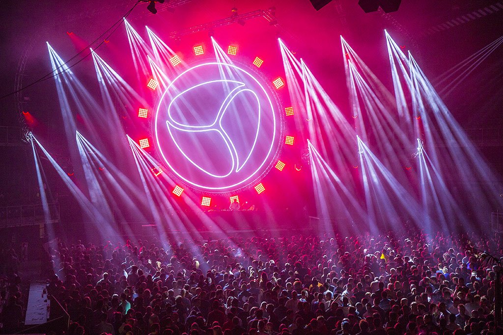 loosplat's tweet photo. Antwerp BE : retro hard dance phenomena Cherry Moon celebrated 25 years! LD Steven Couliez, lighting kit #Splendit https://t.co/JlP51Pb9RN