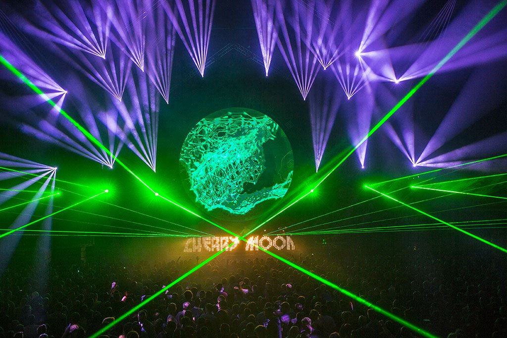 loosplat's tweet photo. Antwerp BE : retro hard dance phenomena Cherry Moon celebrated 25 years! LD Steven Couliez, lighting kit #Splendit https://t.co/JlP51Pb9RN