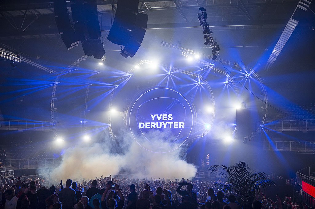 loosplat's tweet photo. Antwerp BE : retro hard dance phenomena Cherry Moon celebrated 25 years! LD Steven Couliez, lighting kit #Splendit https://t.co/JlP51Pb9RN