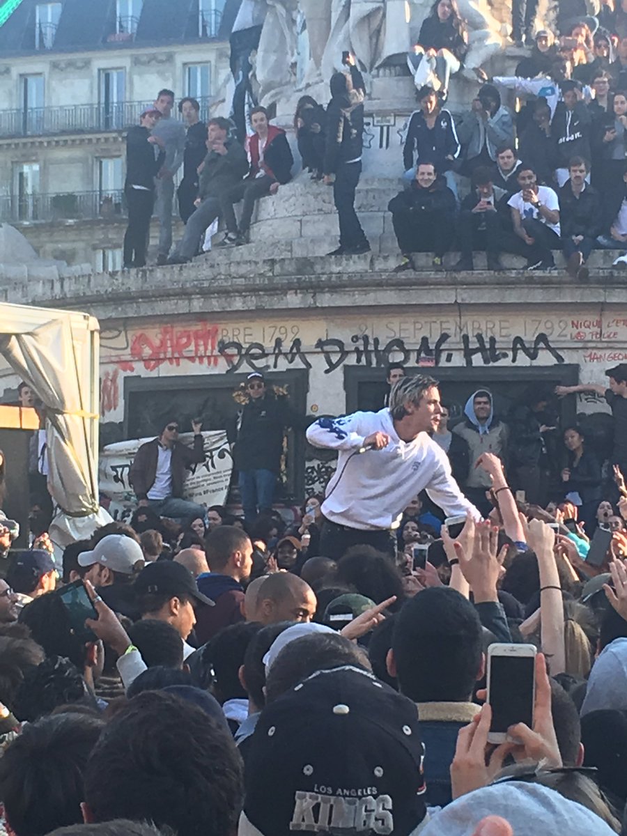 AzzedineFall's tweet photo. #Nekfeu, debout à République https://t.co/Jg9emtAa7V https://t.co/NLmjXHcDeY