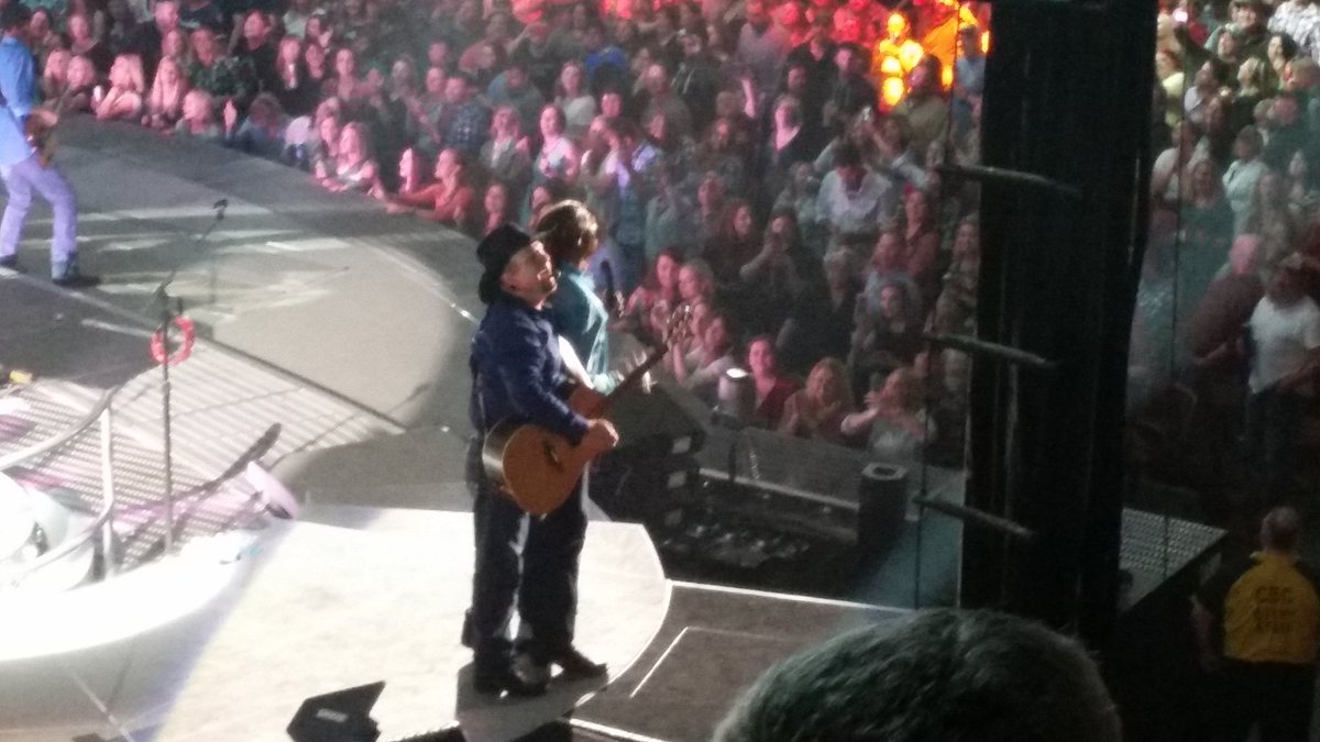CindyO's tweet photo. Garth Brooks was AMAZING! https://t.co/zF724ww93q