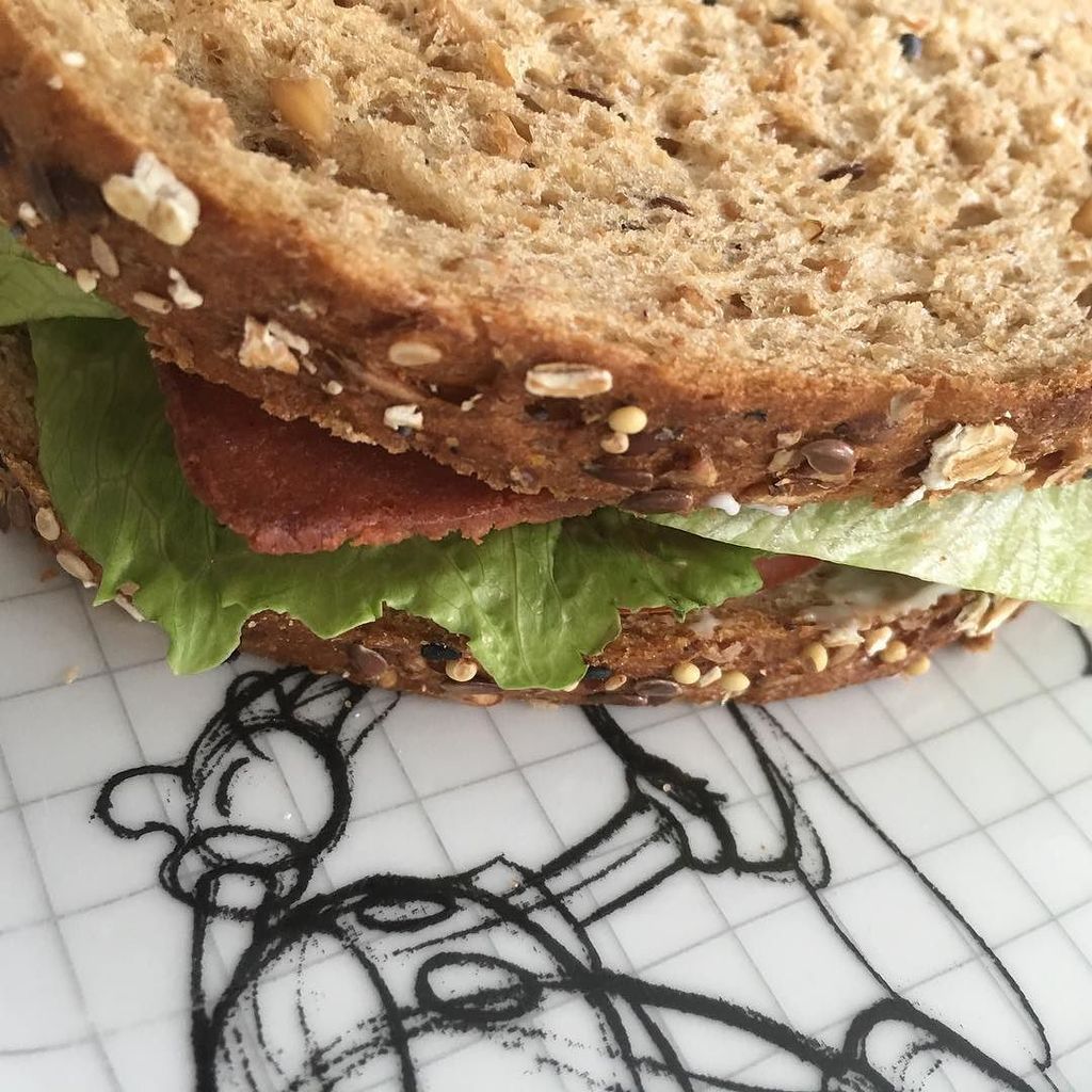 lesliemckerchie's tweet photo. #vegan #blt #vegenaise #lightlife #smartbacon #tomato #lettuce #davesbread #yum https://t.co/4wmNbnLrE1