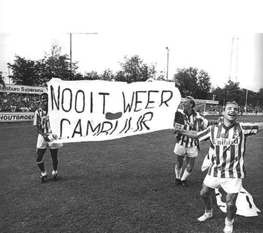 HielkeSCH's tweet photo. Deze foto uit het verslag van @Feanfans bewijst dat Maarten de Jong een opvolger heeft. Dat armgebaar ook. https://t.co/UDRVA7V4Fq