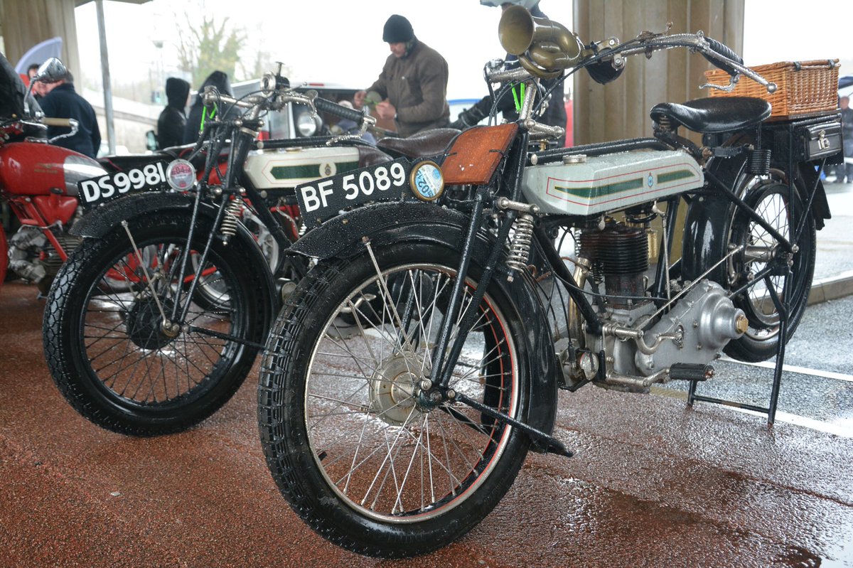 PembsVCMC's tweet image. #Pembrokeshire #bike show @milfordmarina @milfordhaven_ #raindoesnotdampen spirits #bikers #triumphs #flattankers