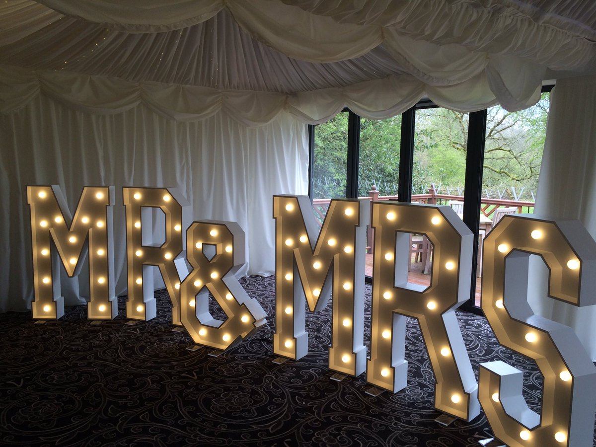 wordstoglow's tweet image. Beautiful venue, beautiful lighting @TheVillaLevens in the heart of Kendal #weddings #venuelighting #events #bride