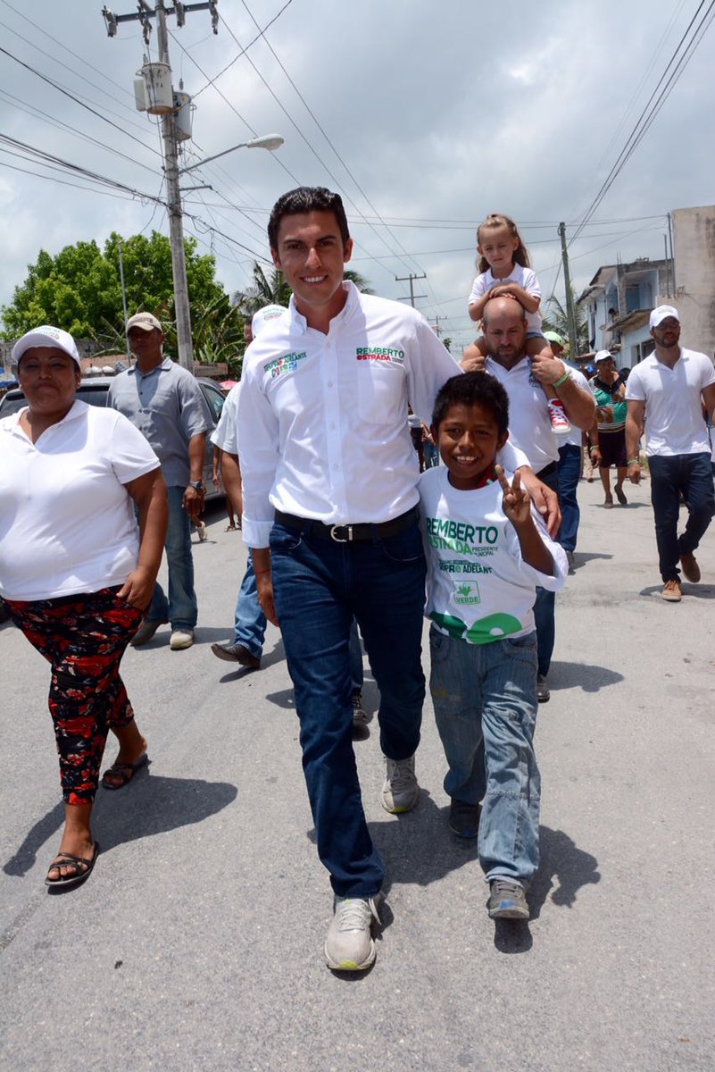 rembertoestrada's tweet photo. Más niños en las escuelas! Impulsaremos la infraestructura escolar. En Bonfil con @josedelapena12  #SiempreAdelante https://t.co/DLwZseb0lp