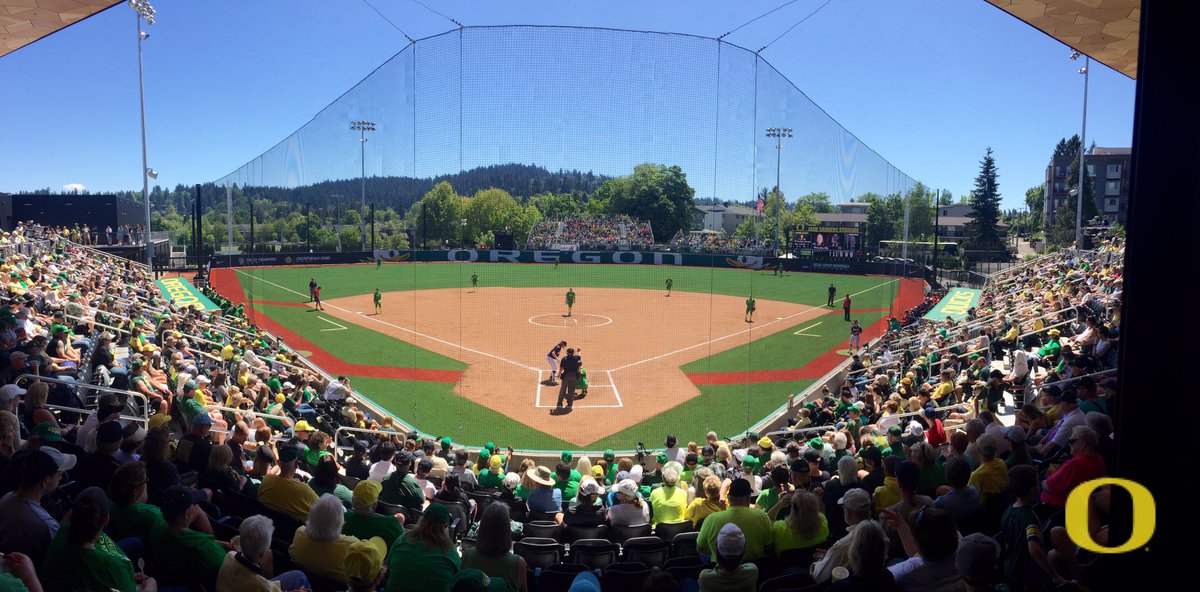 GoDucks's tweet photo. Sundays done right 😎. #GoDucks https://t.co/um9gYWukon