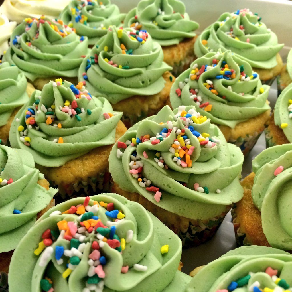 LuMorganC's tweet photo. And we're done! 44 cakes for the May Fayre tomorrow @FreeCakesBrom! Think we can feed the whole of Petts Wood? https://t.co/EvDMdqRanN