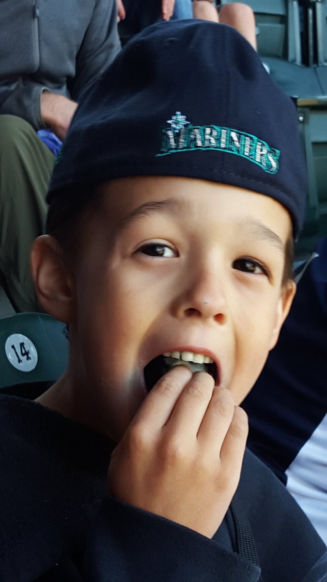AnRoFox's tweet photo. First game! #GoMariners https://t.co/04D24cN20h