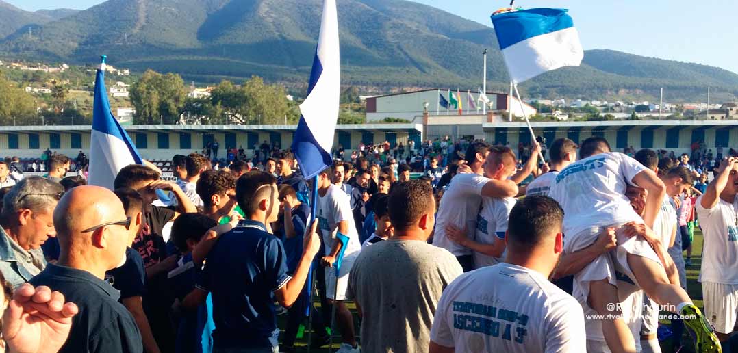 Rtvalhaurin's tweet photo. Fiesta en el Miguel Fijones con el ascenso del @CD_Alhaurino a Tercera División.
https://t.co/SYF706lxGD https://t.co/ZOiaaHmVyG