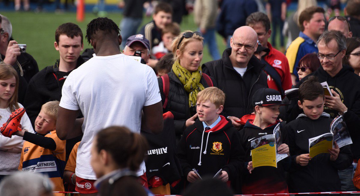 Great that <a href="/Saracens/">Saracens Rugby Club</a> players came out to meet the kids after the match. #whitchurch_minis_2016 Lots of autographs.
