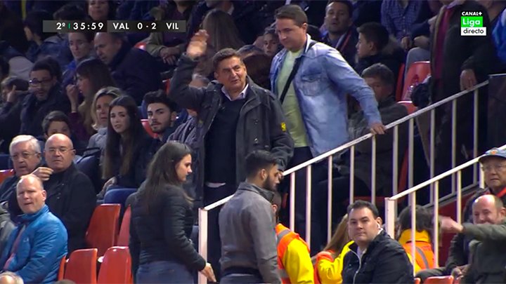 MPlusDeportes's tweet photo. Levanta la mano, dice adiós y se marcha.
Muchos valencianistas abandonan ya Mestalla. https://t.co/gtrXpYT8Wc