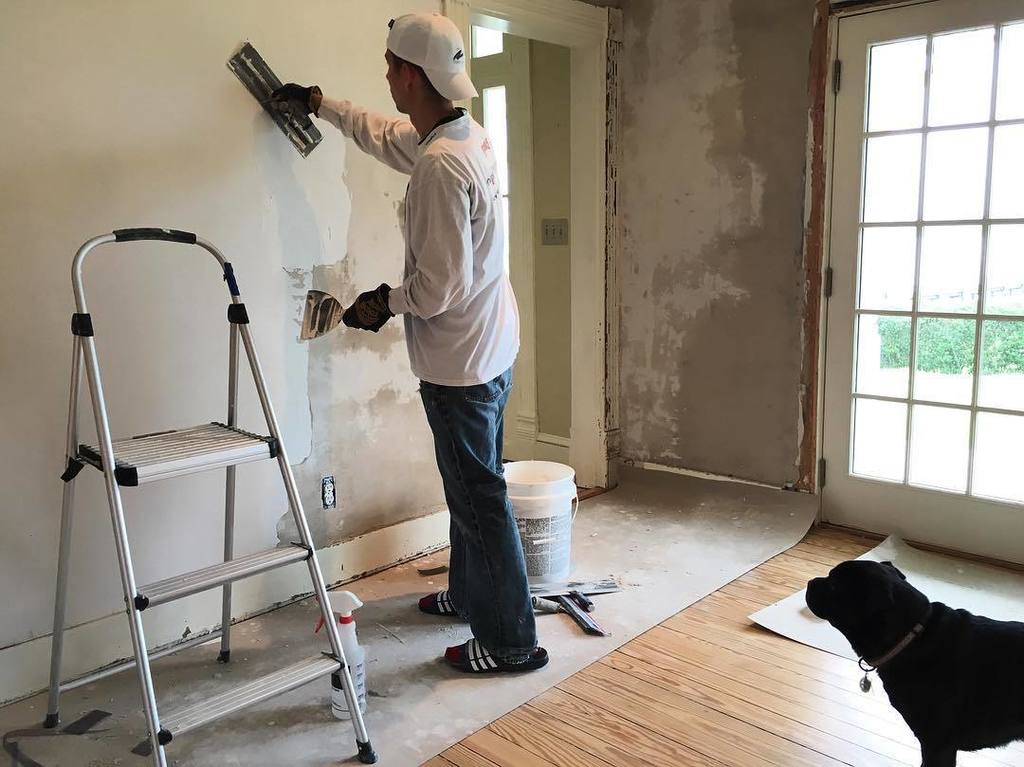 OldTownHome's tweet photo. Another day, another coat of lime restoration plaster. #MasterOfPlaster https://t.co/nwCQB5Wu6V https://t.co/wIbwetCYDI