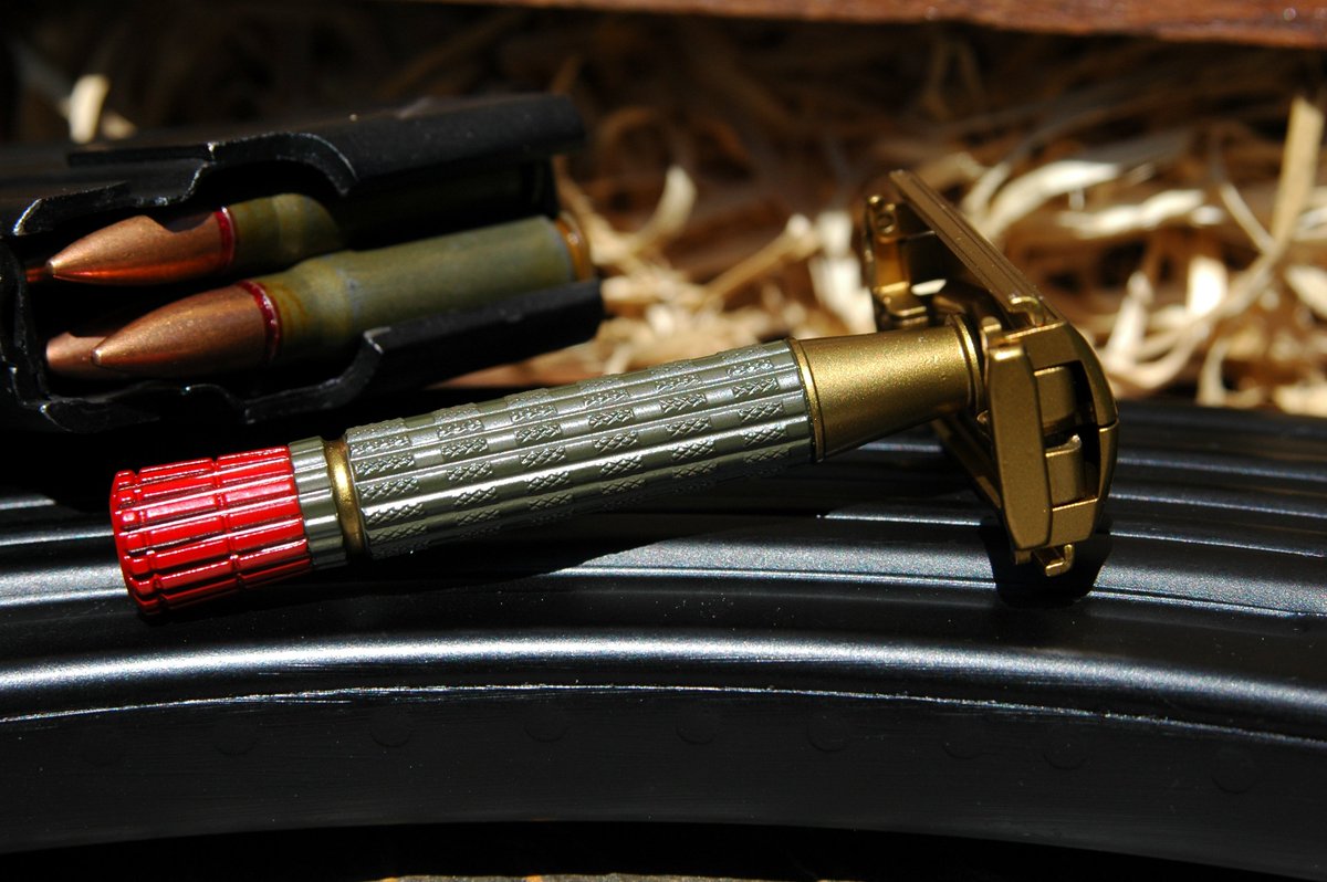 Strong enough for a dictator - made for the average traditional shaver!

deltaechorazors.com/product/gillet…