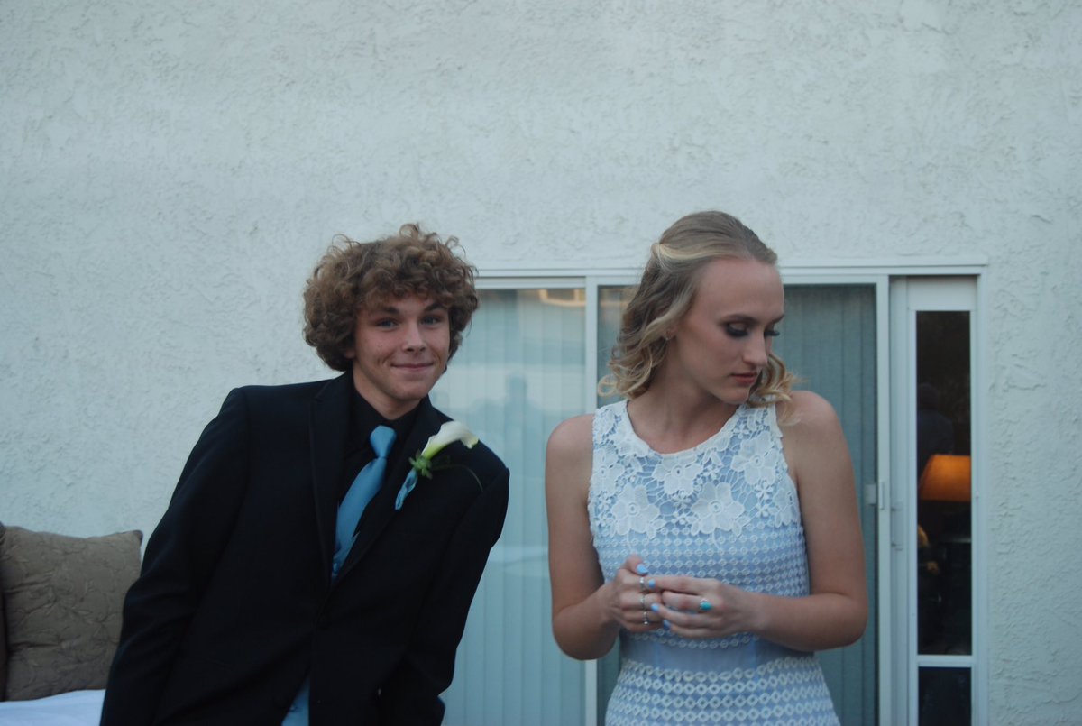 lcdluckyy8's tweet photo. Prom part 2 bc we all looked hella rad https://t.co/syDbbPhIL5