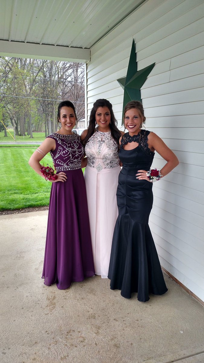 saramaeblake12's tweet photo. prom was absolutely amazing with my girls π― #truckerprom https://t.co/rMusbTfQ5a
