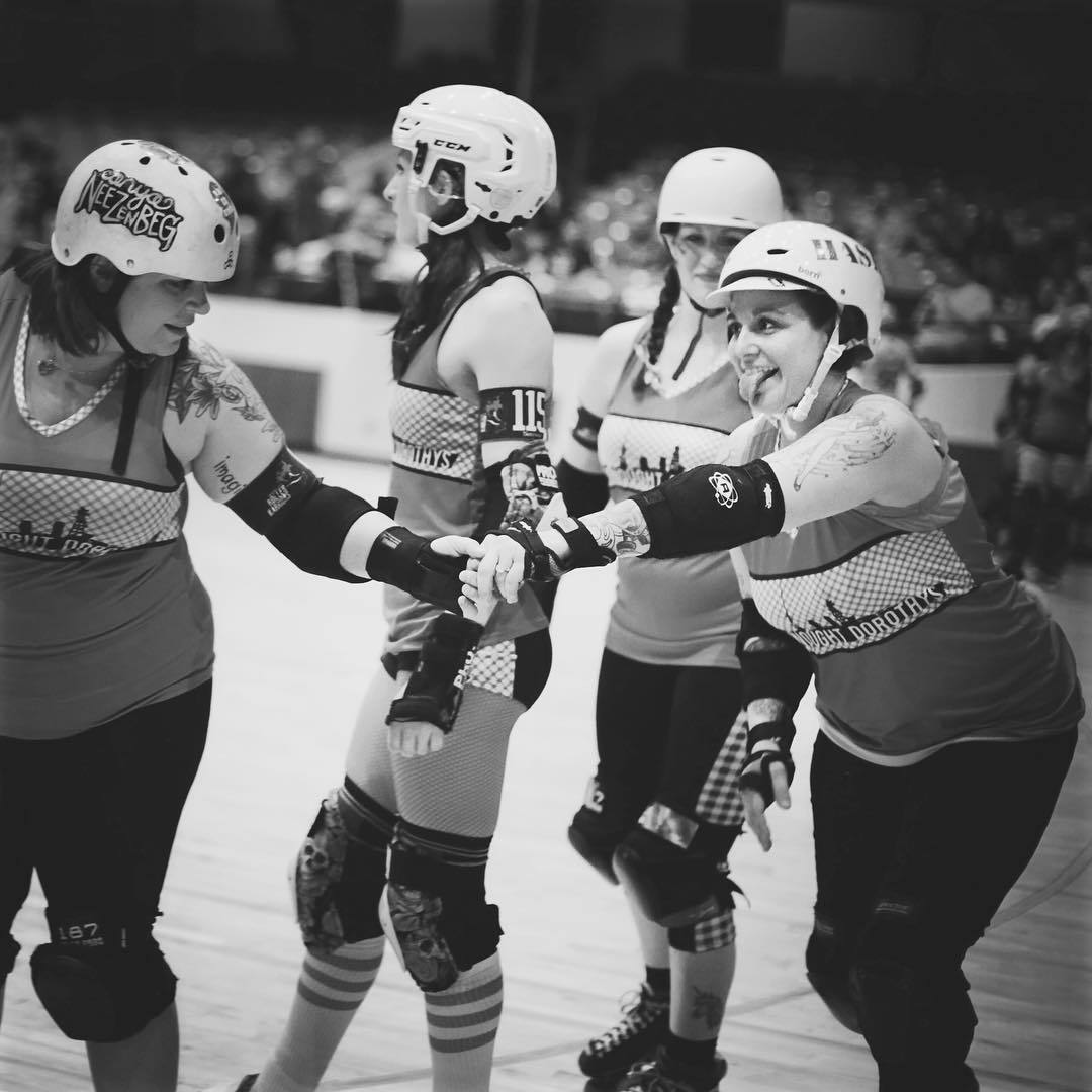VetsComingHome's tweet image. Elizabeth, a vet + National Guard recruiter, found her tribe as a @kcrollerwarrior. Photo @kathphoto. #rollerderby