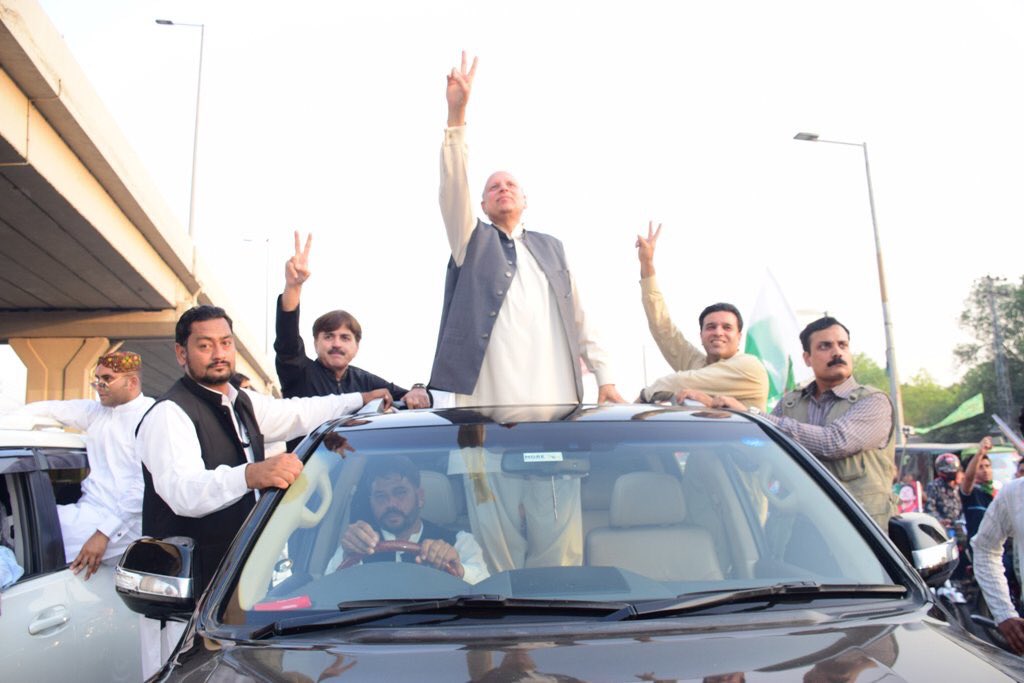 jedsami's tweet photo. بس دو سوارياں کھٹ نے😂
#سب_کہتے_ہیں https://t.co/xEG9FvYgvl