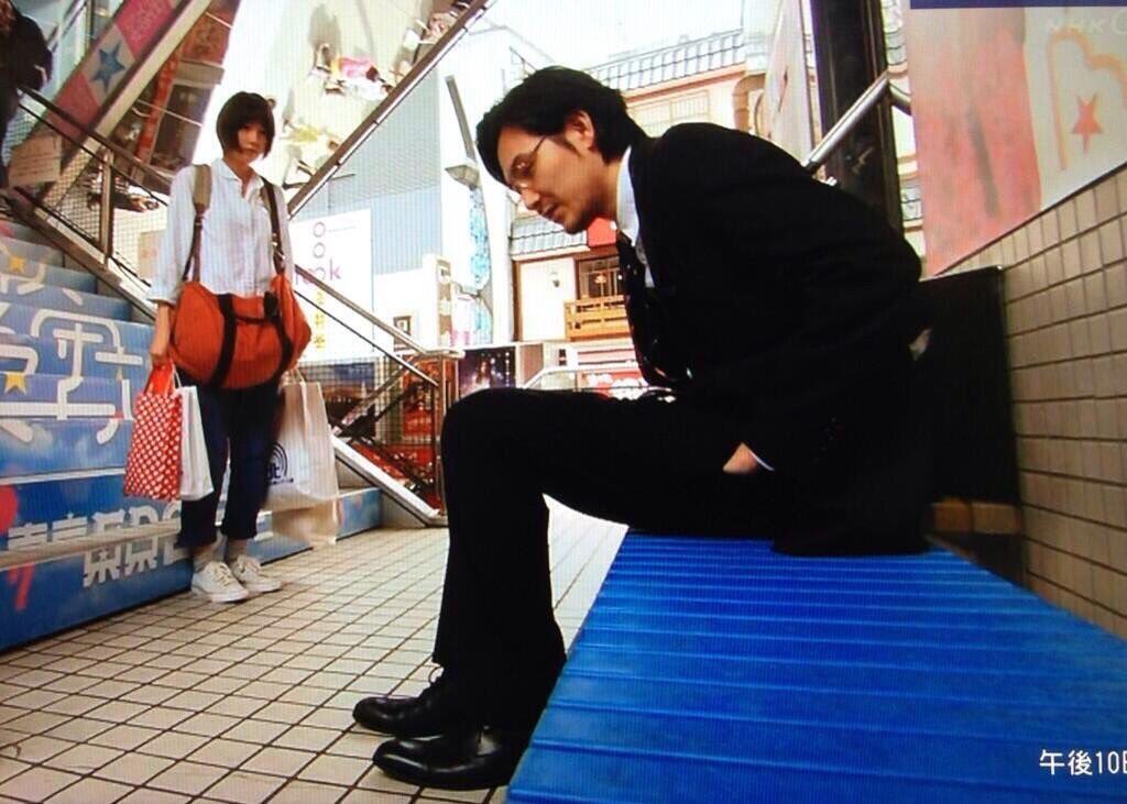 松田龍平の脚が長すぎてちゃんと座れない Togetter 松田龍平の脚が長すぎてちゃんと座れない Togetter