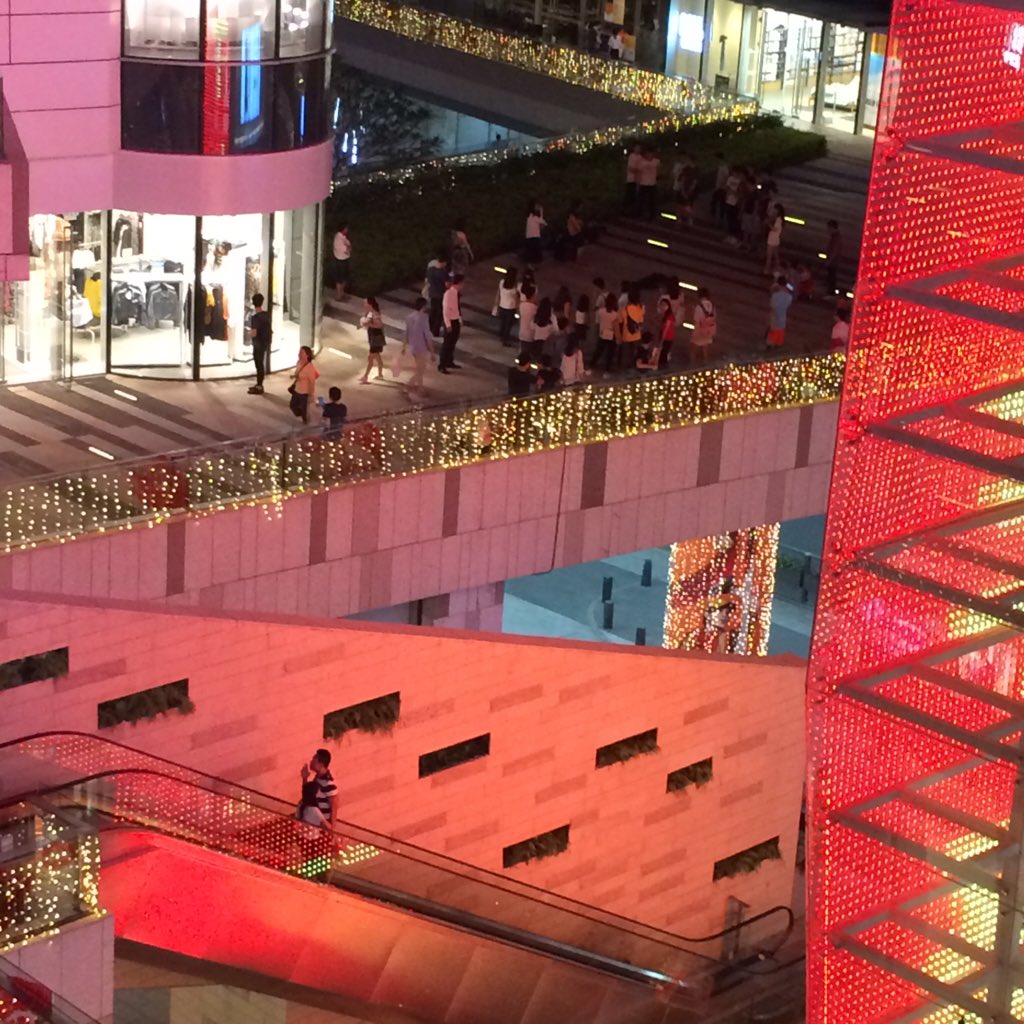 回到我们初始相识的城市，走过我们熟悉的街道……离别的一年太久，也许，真的不如不见……