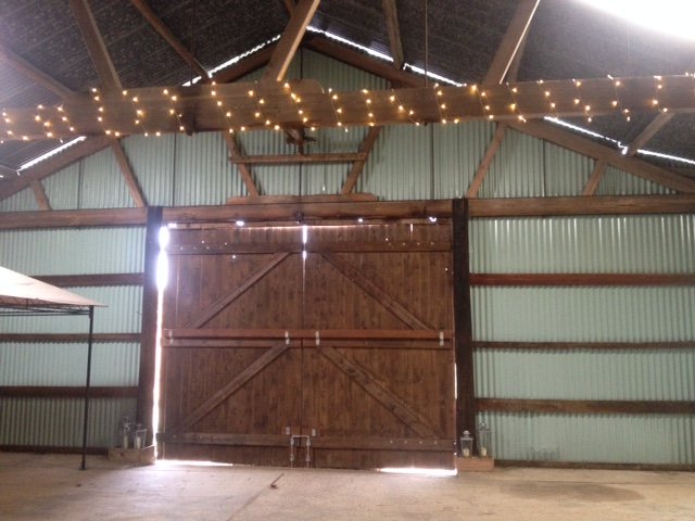 Looking for a big rustic barn for your #wedding? Kingsthorpe Lodge Farm has it! #orangetreeweddings #rusticwedding