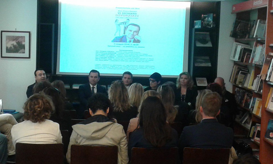 #ViDichiaroDivorziati a @LaFeltrinelli di #Messina <a href="/GeGassani/">Gian Ettore Gassani</a> con <a href="/frankgenovese/">Francesco Genovese</a> <a href="/carolinatana83/">Carolina Tana</a> <a href="/cataldocalabre1/">cataldo calabretta</a>