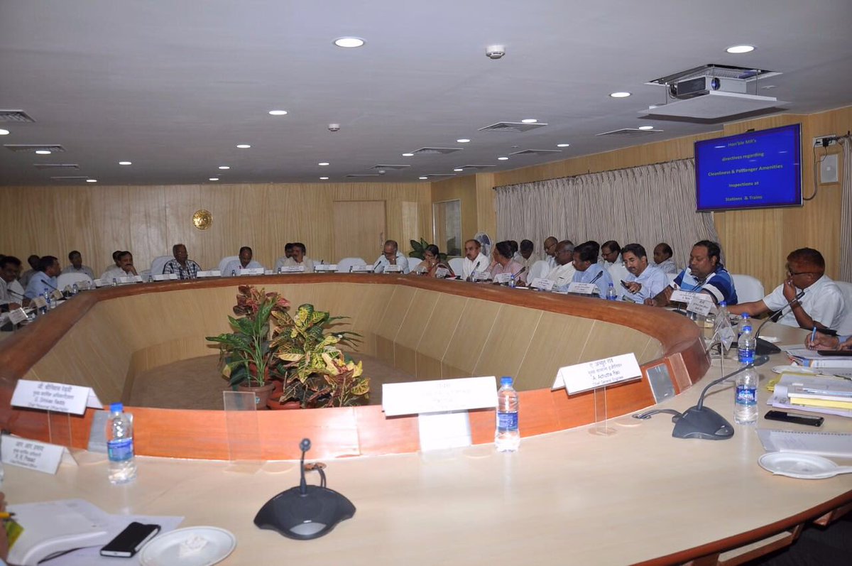 gmscrailway's tweet photo. #SwachhRail #SwachhBharat:High level mtg called to improve/maintain highest standards of #Cleanliness on trains&amp;stns https://t.co/POUUyJivlN
