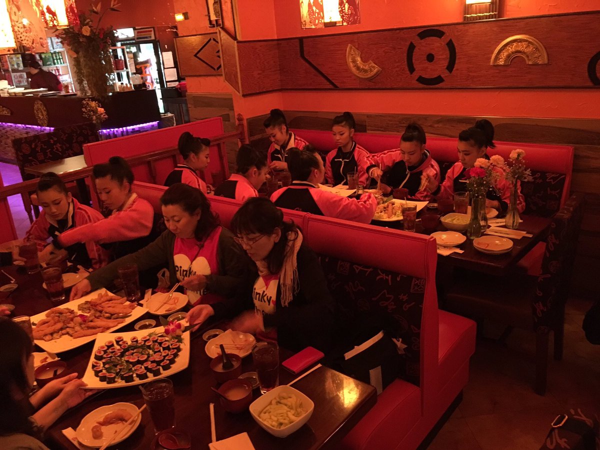 JAMfestJAPAN's tweet photo. 【THE U.S.FINALS2016レポート】
大会後は、Dinner😋🍴❤️❤️
保護者の皆様もいい笑顔😁🎶
お寿司でーす🍣✨✨
#usfinals2016 #USFvb16 #jamfestjapan https://t.co/8fKomY1DUH