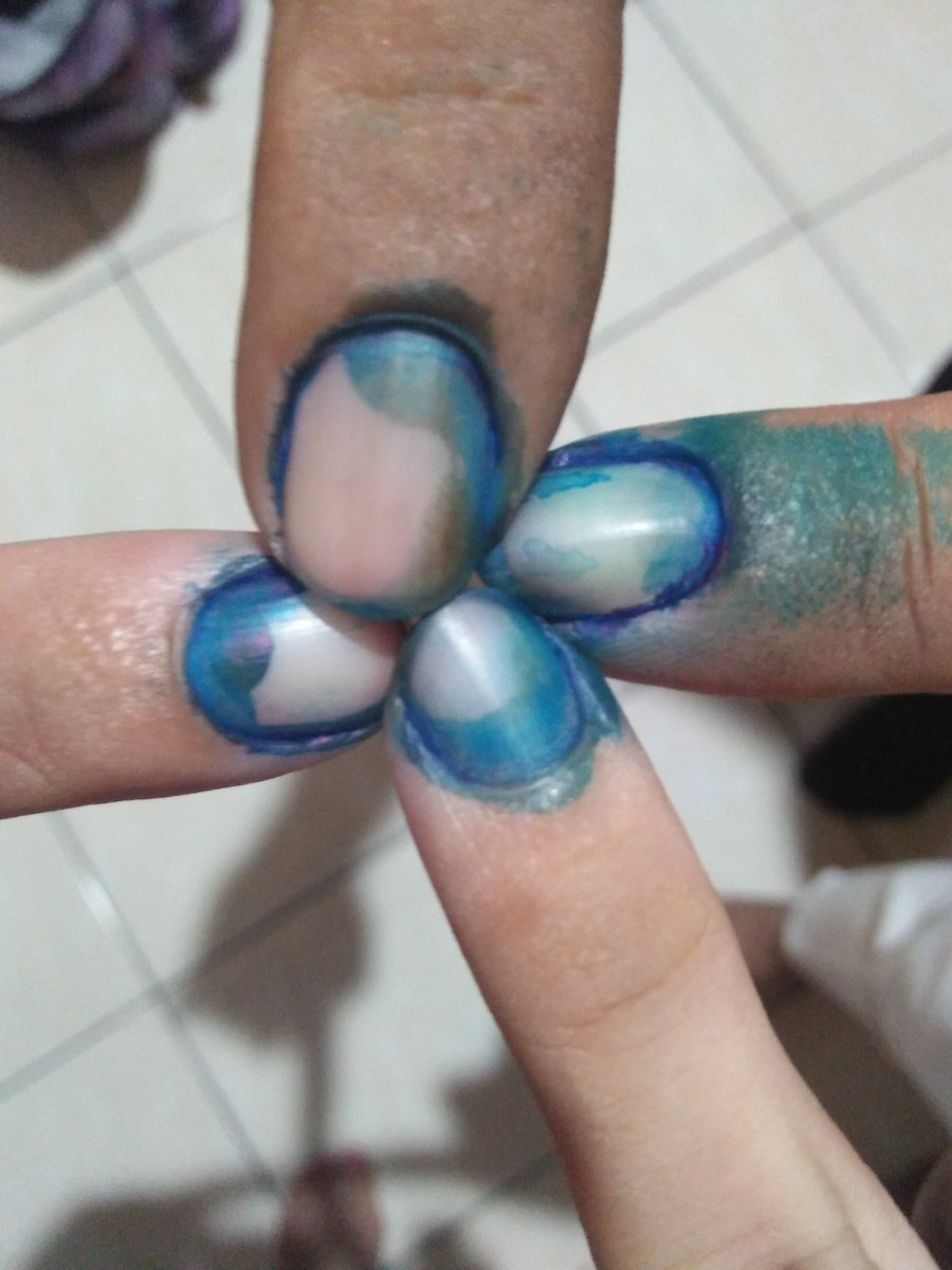 elalalaloooves's tweet photo. I'm not left out anymore! This time kasama na ako bumoto yay π #familyfie #fingerfie #bumotoako https://t.co/ilOL4LRcMV