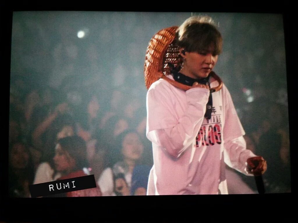 peanutfckn's tweet photo. ยุนกิ+บีนนี่
ยุนกิ+สแนปแบค
ยุนกิ+...ตะกร้า?
วงการแฟชั่นต้องสั่นสะเทือน😂😂😂😂😂😂 #ยุนกิพ่อทุกสถาบัน 
#방탄소년단사랑해 https://t.co/XOpefA6fwk