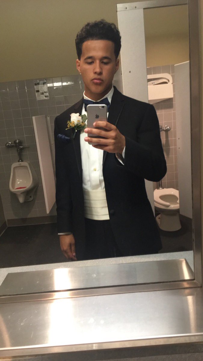 spriteleehendrx's tweet photo. They ain't want me to do it to em, so I did it to em! 🔥🔥👀 #prom2k16 https://t.co/NudqtF3Uek
