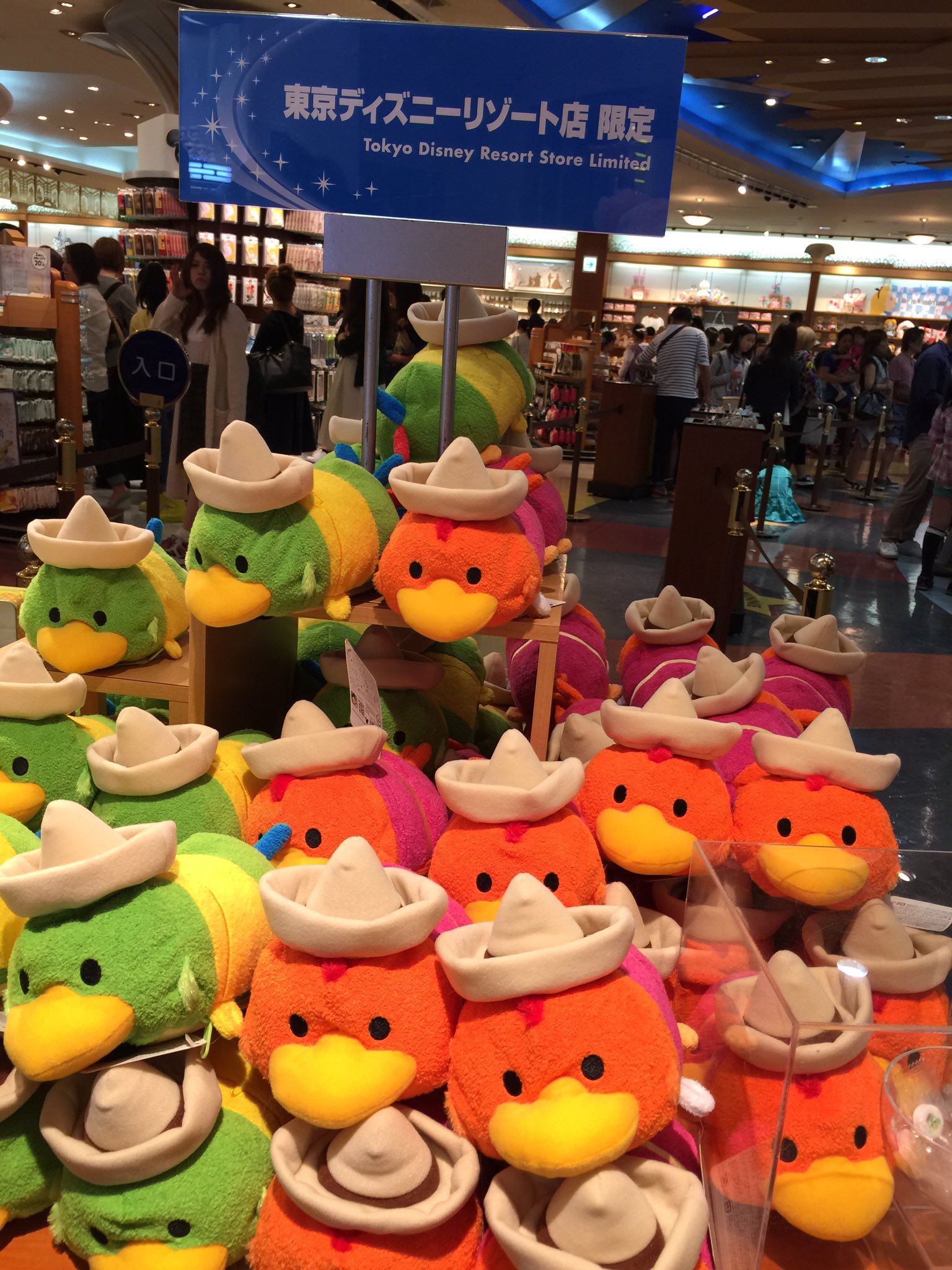 まぁ ディズニーストア 東京ディズニーリゾート店限定商品 三人の騎士のホセとパンチート 大きなツムツムの中にラムネ 飴 のお菓子が入ってます 残念ながらドナルドは売り切れだそうです ホセパンがお好きな方はお早めに まぁ ディズニーストア 東京ディズニーリゾート店限定商品 三人の騎士のホセとパンチート 大きなツムツムの中にラムネ 飴 のお菓子が入ってます 残念ながらドナルドは売り切れだそうです ホセパンがお好きな方はお早めに