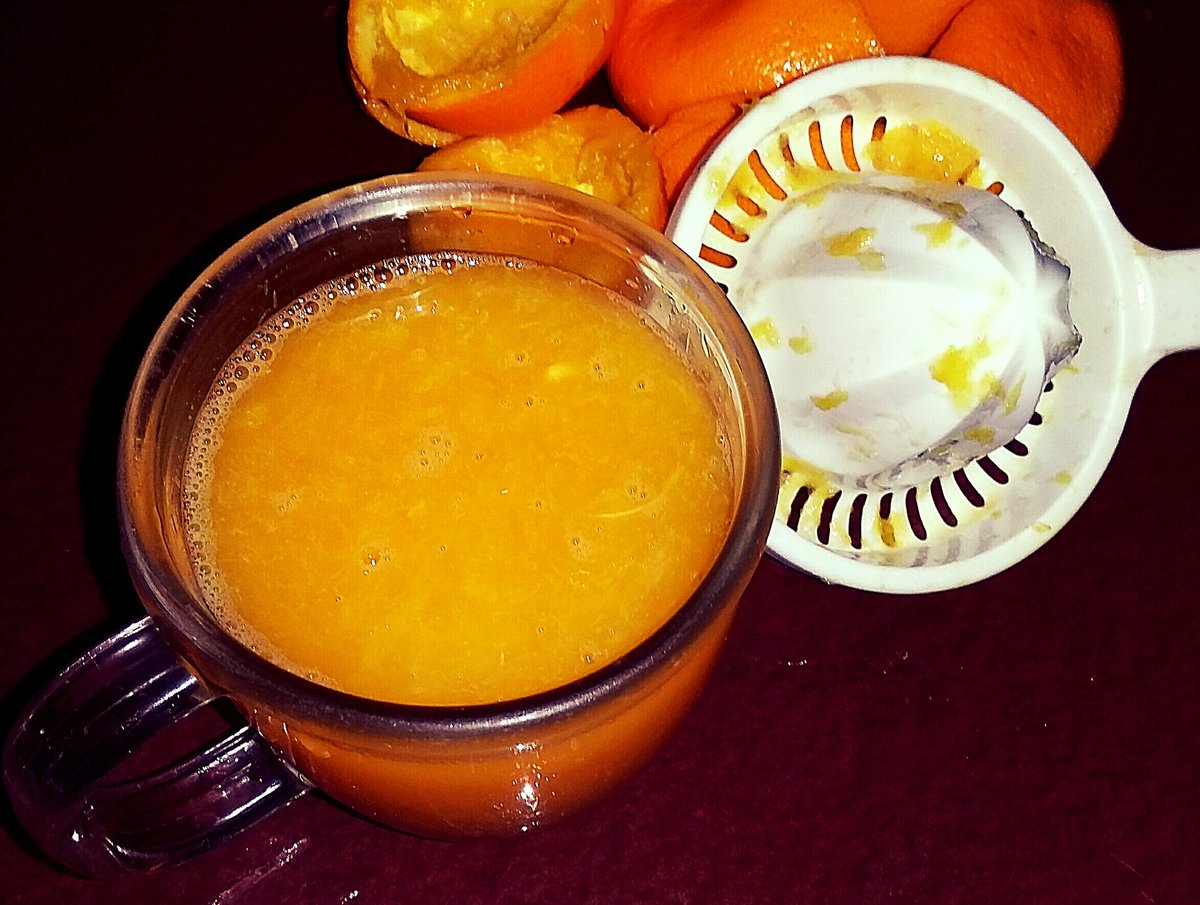 Nothing better than freshly squezeed orange juice 100%! 🍊🍊🍊🍊
#oranges #vitamins #fresh #nutrition #deliciouslyjuicy