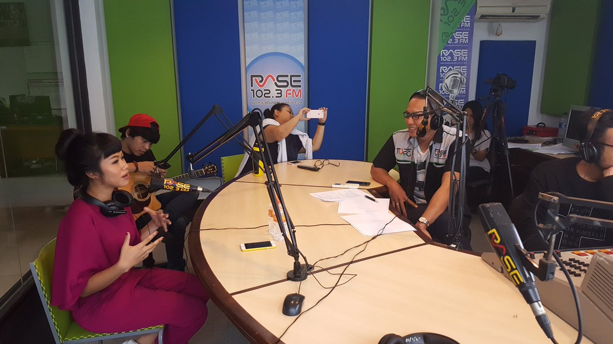 rasefmbandung's tweet photo. yeaaaaa udah ada @yurayunita di #RaseSingALong buat ngasih tau single terbarunya #GetAlongWithYou yuk merapaaat... https://t.co/0xvklzXGBQ