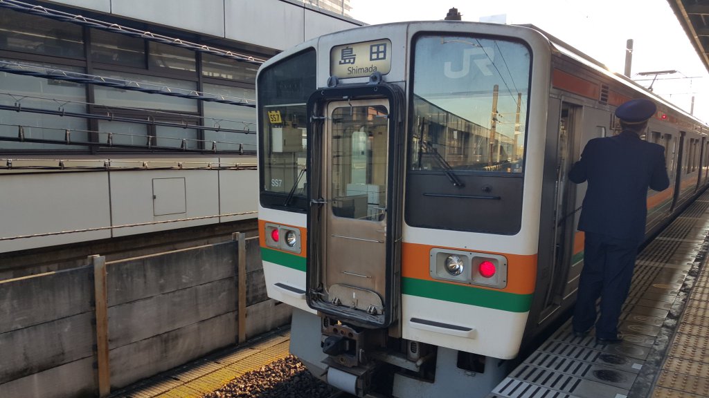 すど いなろくへ 静岡で電車に乗るときはできるだけ新しいほうに乗れ 横の帯がオレンジのほう 古いのはうるさいので避けること 側面が緑とオレンジのほう