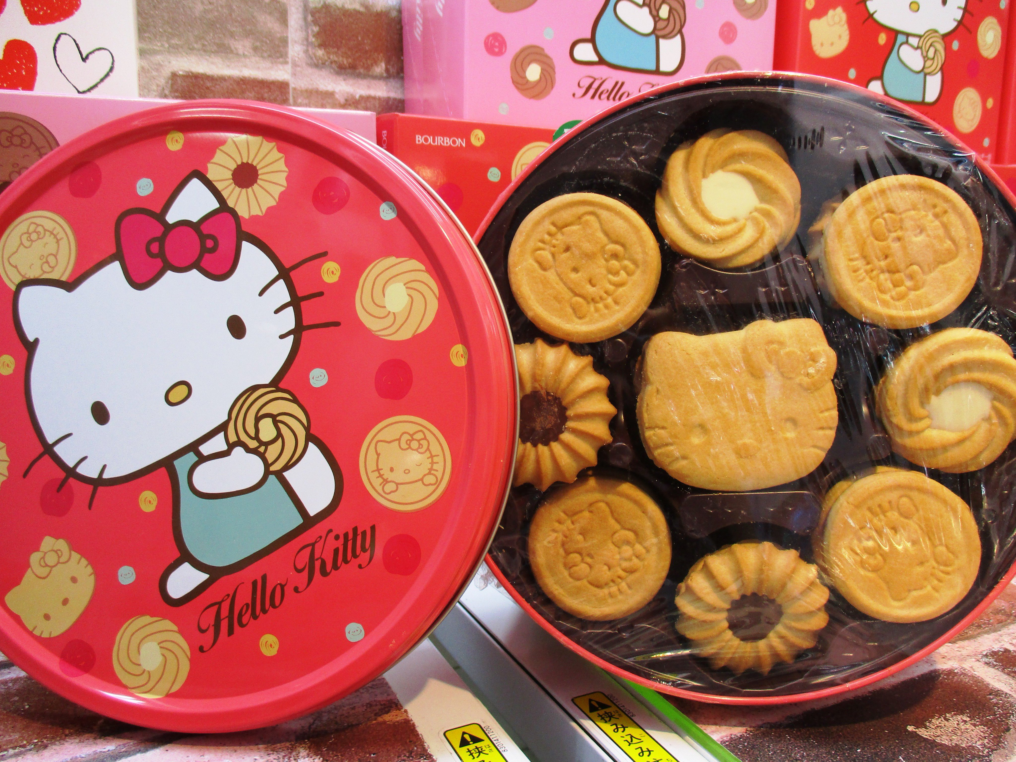 Namcoイオンモール鶴見緑地店 景品入荷情報 当店大人気のお菓子 ハローキティ クッキー缶 をご紹介 箱の中には丸い クッキー缶 さらに中にはキティちゃんの顔型クッキーが 赤い箱はバタークッキー ピンクの箱はココアクッキーです お好きな方を