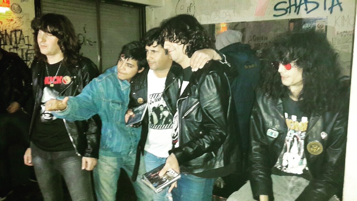 JSinfexis's tweet photo. En bar intimo junto a amigos https://t.co/1t6OI9L4Cp